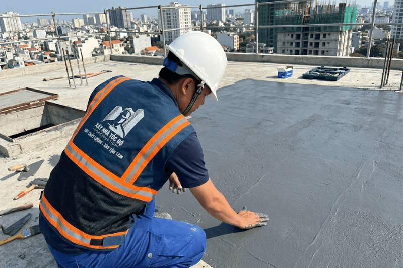 Kỹ sư đang kiểm tra hệ thống chống thấm sàn mái trong quá trình nghiệm thu căn hộ dịch vụ.