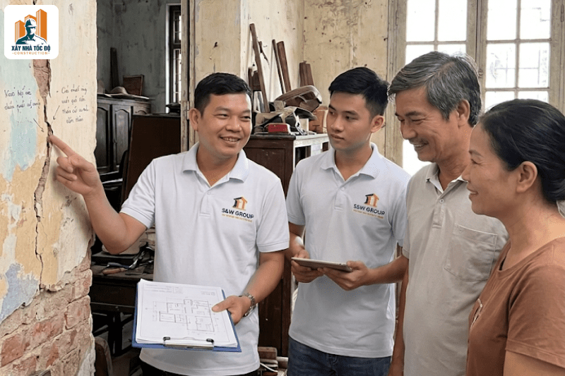 Đội ngũ kỹ sư Xây Nhà Tốc Độ tư vấn cho khách hàng nên cải tạo nhà nát hay xây mới.