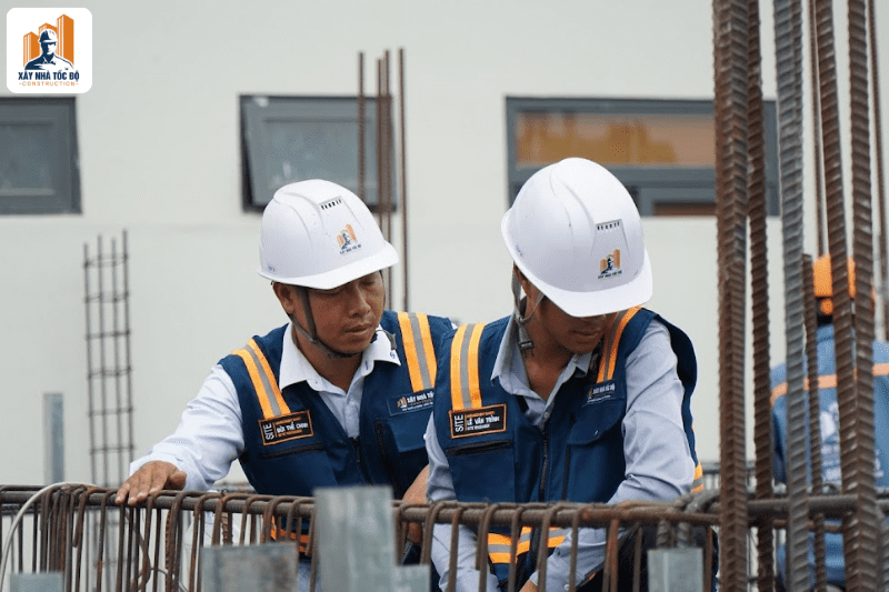 Đội ngũ kỹ sư Xây Nhà Tốc Độ đang giám sát chất lượng tại công trình xây căn hộ dịch vụ.