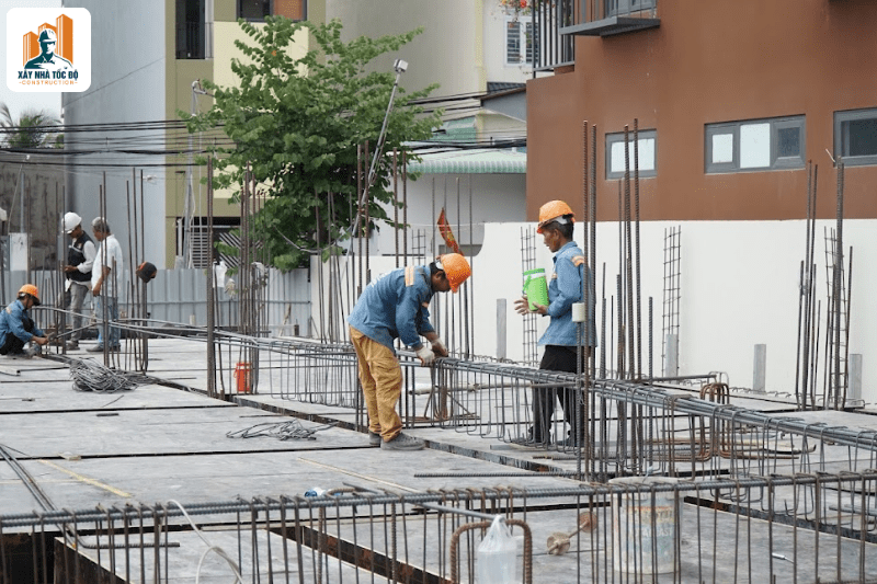 Thi công phần thô cho dự án xây căn hộ dịch vụ 2 tỷ, đảm bảo kết cấu vững chắc.