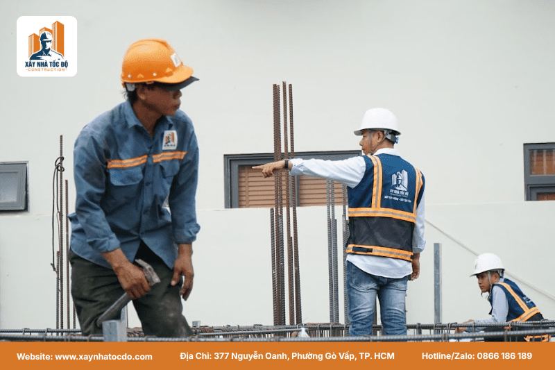 Đội ngũ kỹ sư Xây Nhà Tốc Độ giám sát quá trình thi công để đảm bảo chất lượng cho dự án đầu tư căn hộ dịch vụ.