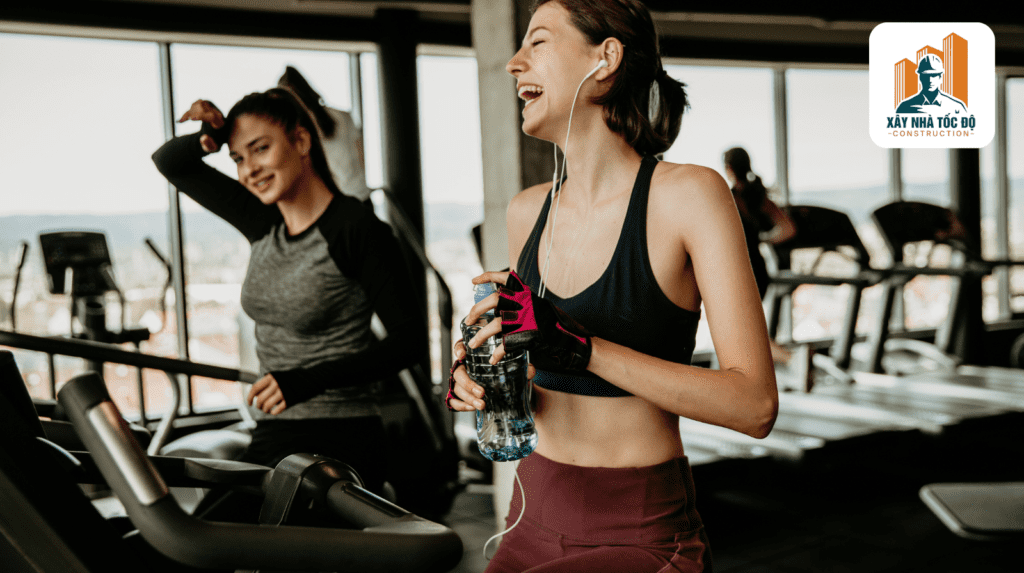 Cư dân đang sử dụng phòng gym hiện đại trong mô hình nhà trọ cao cấp, minh họa cho giá trị cộng thêm.