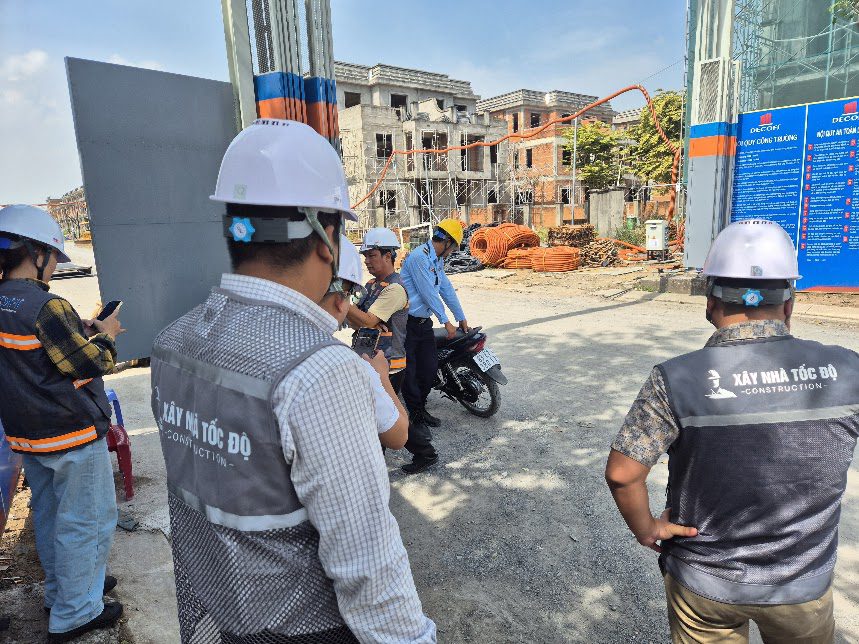 Đội ngũ Xây Nhà Tốc Độ đang giám sát thi công một mô hình nhà trọ cao cấp chất lượng.