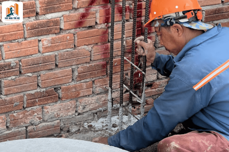 Kỹ sư thực hiện giám sát thi công căn hộ dịch vụ, kiểm tra đường kính và khoảng cách thép dầm sàn.