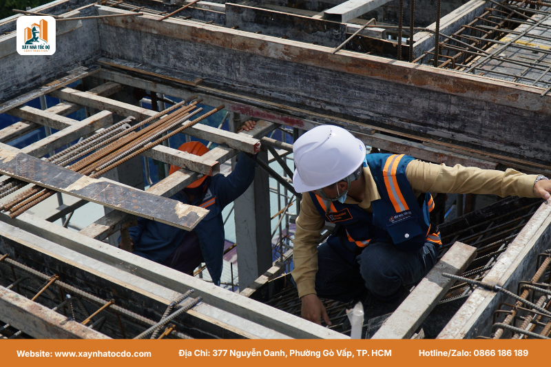 Kỹ sư nghiệm thu sàn mái trước lễ cất nóc CHDV.