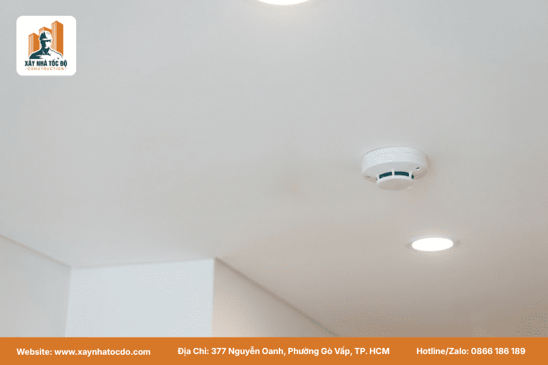 Hệ thống đầu phun sprinkler và báo khói được lắp đặt đúng chuẩn trong một dự án đầu tư căn hộ dịch vụ.
