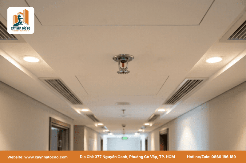Hình ảnh hệ thống báo cháy tự động và đầu phun sprinkler được lắp đặt đúng tiêu chuẩn trong quá trình thi công CHDV.