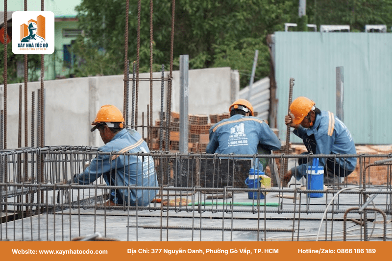 Đội thi công uy tín của Xây Nhà Tốc Độ đang họp kế hoạch tại công trường, đảm bảo mọi việc theo đúng lộ trình.