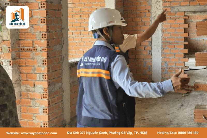 Chủ đầu tư cùng kỹ sư Xây Nhà Tốc Độ nghiệm thu hạng mục thi công phần thô.
