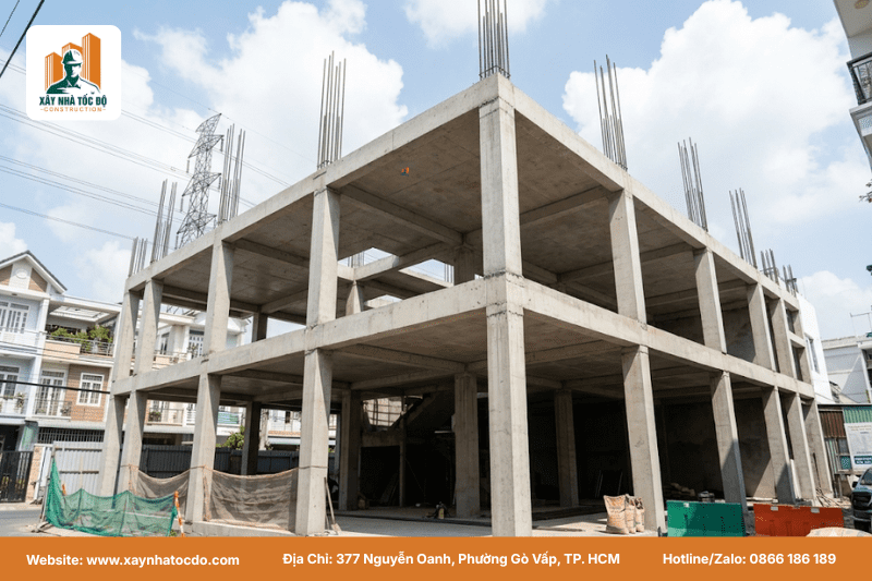 Chi phí thi công phần thô trong tổng giá xây dựng bao gồm những gì, thể hiện qua khung bê tông cốt thép vững chắc.
