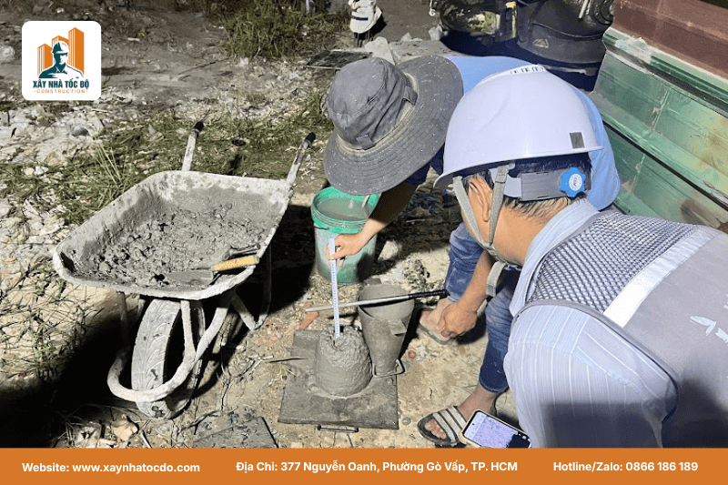 Kỹ sư kiểm tra độ sụt bê tông, một phần trong tiêu chuẩn đổ bê tông mùa mưa.