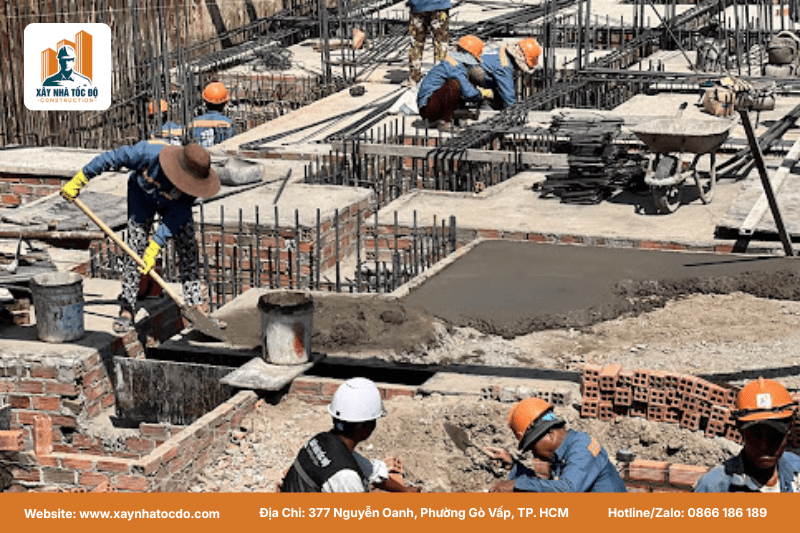 Kỹ thuật đầm dùi bê tông đúng chuẩn trong quy trình đổ bê tông mùa mưa.