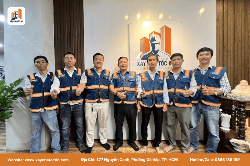 Đội ngũ thi công cơ hữu của Xây Nhà Tốc Độ chụp ảnh tập thể tại một dự án đã hoàn thành.