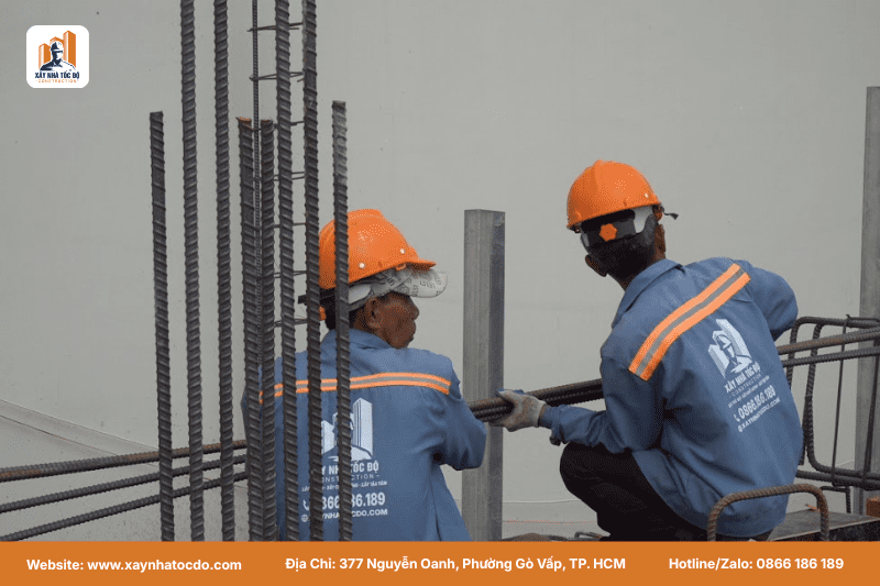 Kỹ sư Xây Nhà Tốc Độ nghiệm thu sắt thép móng, một bước quan trọng trong thi công phần thô.