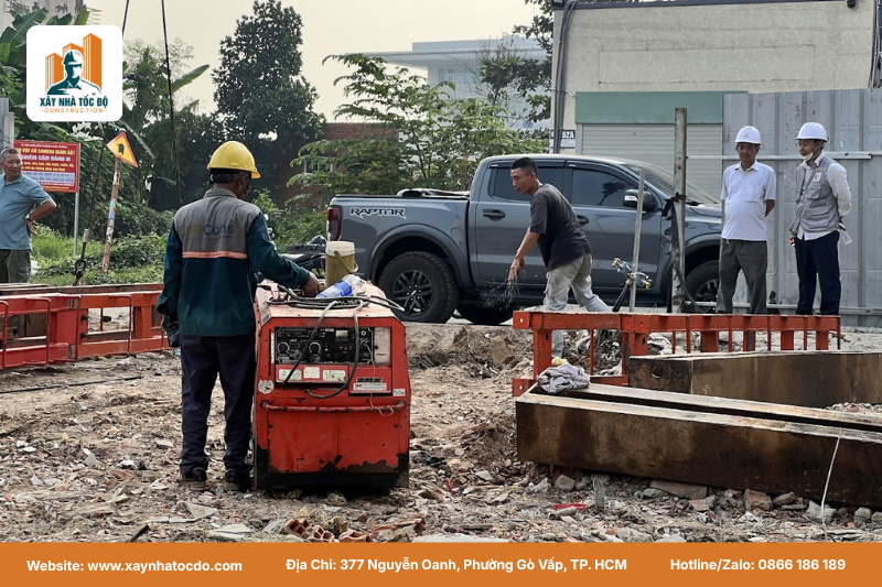 Kỹ sư lập hồ sơ, chụp ảnh hiện trạng nhà lân cận để đảm bảo thi công tầng hầm an toàn.
