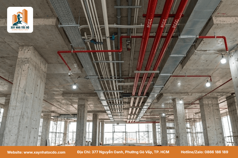 Kỹ sư Xây Nhà Tốc Độ giám sát hệ thống MEP để kiểm soát chi phí hoàn thiện nhà.