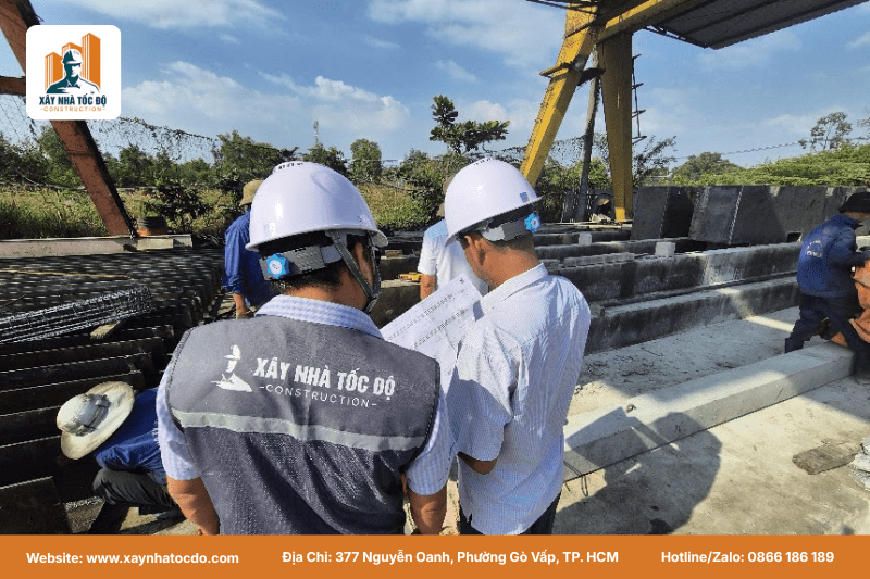 Đội ngũ kỹ sư của nhà thầu xây dựng uy tín Xây Nhà Tốc Độ đang họp giám sát tại công trình.