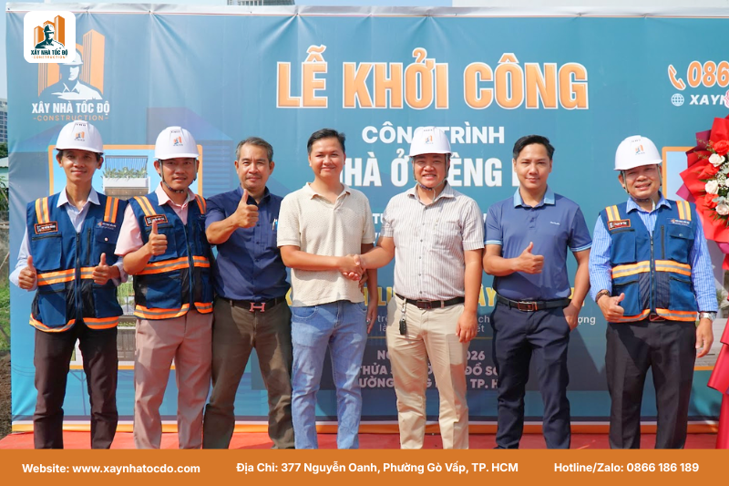 Kỹ sư Xây Nhà Tốc Độ và chủ đầu tư cùng chụp ảnh tại lễ khởi công dự án nhà phố.