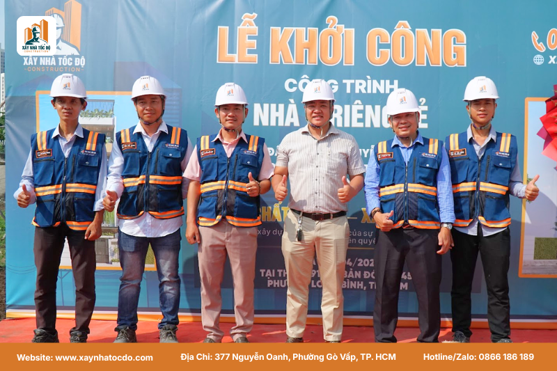 Kỹ sư Xây Nhà Tốc Độ chụp ảnh trong ngày lễ khởi công dự án nhà phố.
