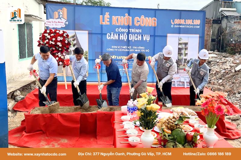 Chủ đầu tư và đội ngũ Xây Nhà Tốc Độ trong lễ khởi công dự án căn hộ dịch vụ, cam kết đúng tiến độ.