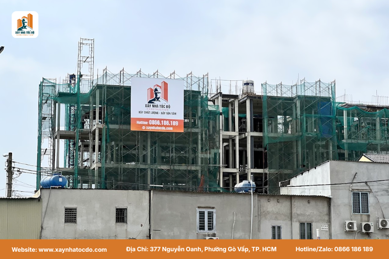 An toàn lao động là yếu tố bắt buộc khi so sánh nhà cao tầng và nhà dân dụng.