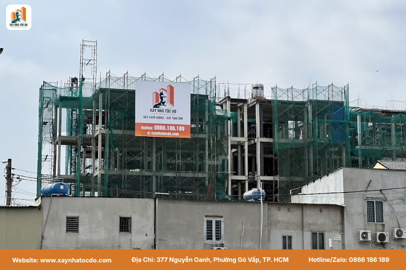 Lưới bao che công trình là biện pháp thi công nhà trong hẻm TP.HCM bắt buộc để đảm bảo an toàn.