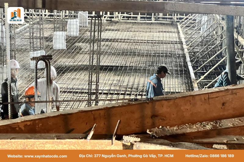 Hình ảnh thi công lớp thép sàn đúng kỹ thuật với con kê chuẩn để đảm bảo độ dày sàn bê tông.