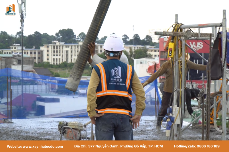 Công tác đổ và đầm dùi bê tông tầng trệt đảm bảo độ đặc chắc.