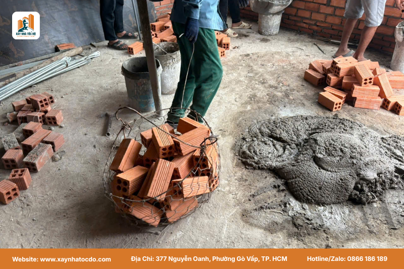 Kiểm tra vật tư đầu vào trong quy trình nghiệm thu xây tường.