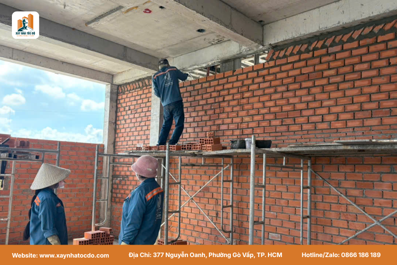 Thợ thi công theo đúng quy trình nghiệm thu xây tường, đảm bảo mạch vữa đều và no.