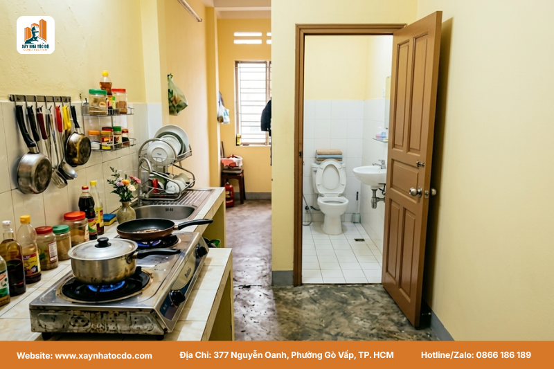 Các lỗi phong thủy cần tránh khi xem hướng xây bếp, như bếp đối diện nhà vệ sinh.