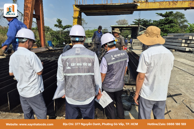 Đội ngũ chỉ huy trưởng và kỹ sư tại công trường thể hiện chi phí quản lý dự án được đầu tư cho nhân sự chất lượng.