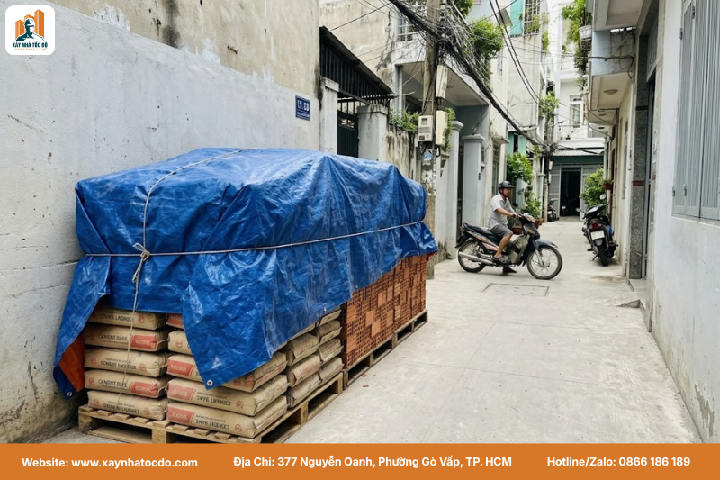 Vận chuyển và tập kết vật tư gọn gàng cho việc thi công cải tạo nhà đang ở trong hẻm nhỏ.