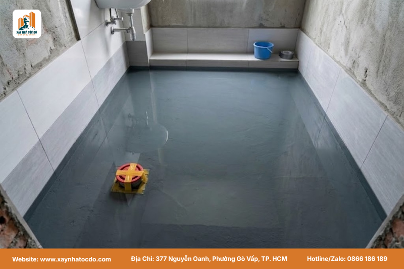 Công đoạn ngâm thử nước để nghiệm thu hiệu quả xử lý thấm dột cục bộ khu vực vệ sinh.