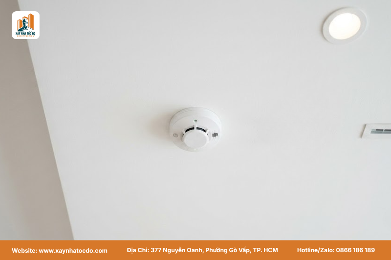 Lắp đặt đầu báo khói đúng vị trí trên trần nhà theo tiêu chuẩn đường ống chữa cháy và PCCC.