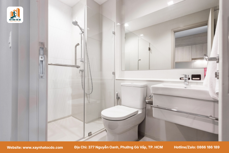 Phòng tắm hiện đại trong căn hộ dịch vụ cao cấp với thiết bị Inax và sen tắm tăng áp.