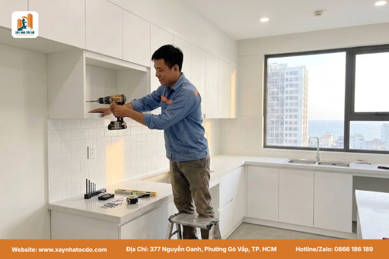 Đội ngũ kỹ thuật đang lắp đặt tủ bếp gỗ công nghiệp, giai đoạn quan trọng trong quy trình thi công nội thất.