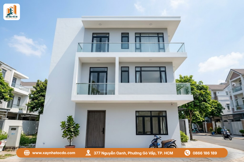 Ngôi nhà phố hiện đại với mặt tiền hoàn thiện, sơn đều màu, là kết quả của kỹ thuật xây tô tường bao ngoại thất chuẩn chỉnh.