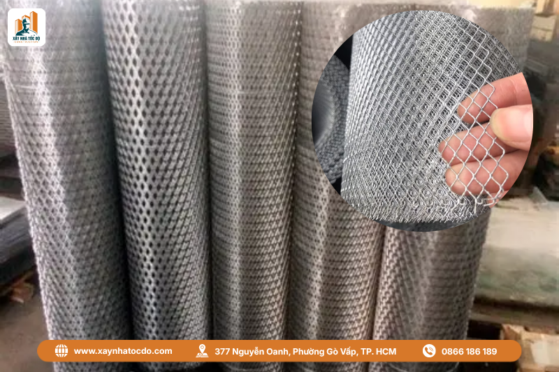 Cận cảnh cuộn lưới mắt cáo chuyên dụng trong kỹ thuật đóng lưới mắt cáo.