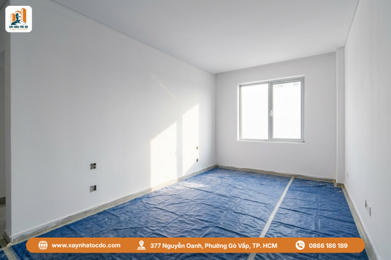 Một bức tường đã được sơn lót đúng tiêu chuẩn xử lý bề mặt, sẵn sàng cho lớp sơn phủ màu.