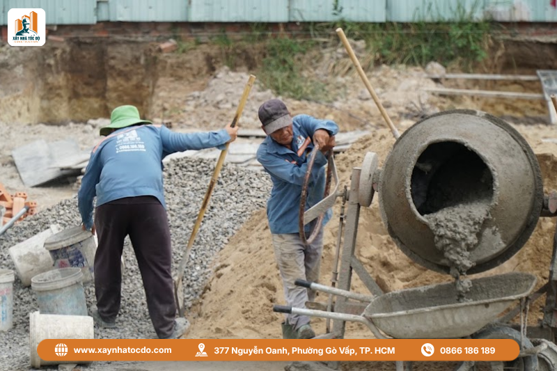Kỹ sư Xây Nhà Tốc Độ đang thực hiện nghiệm thu tỷ lệ trộn vữa, bê tông tại công trình.