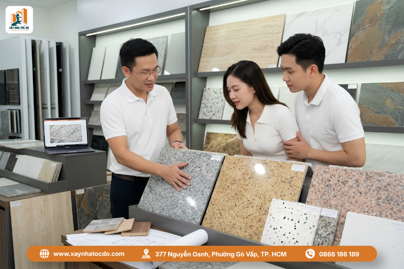 Kỹ sư Xây Nhà Tốc Độ tư vấn khách hàng chọn mẫu nhà phố giá rẻ phù hợp ngân sách.