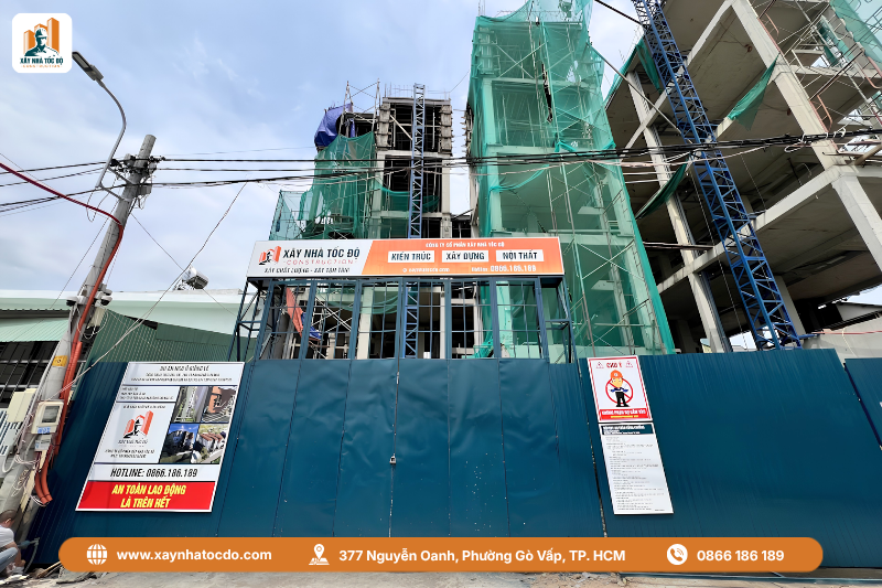 Công trường được trang bị lưới an toàn và biển báo, minh chứng cho năng lực chỉ huy công trình trong việc quản trị rủi ro.