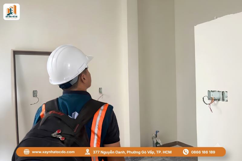 Kỹ sư chỉ huy trưởng đang kiểm tra bản vẽ kết cấu, thể hiện năng lực chỉ huy công trình chuyên nghiệp.