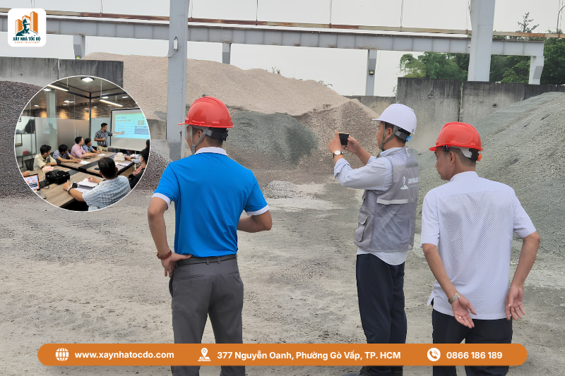 Đội ngũ kỹ sư Xây Nhà Tốc Độ họp tại công trường, thể hiện năng lực chỉ huy công trình được chuẩn hóa.